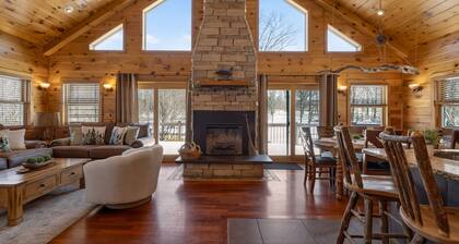 Private Cabin Retreat-Heated Pool/Hot Tub/Tiki Bar