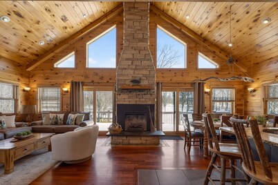 Private Cabin Retreat-Heated Pool/Hot Tub/Tiki Bar