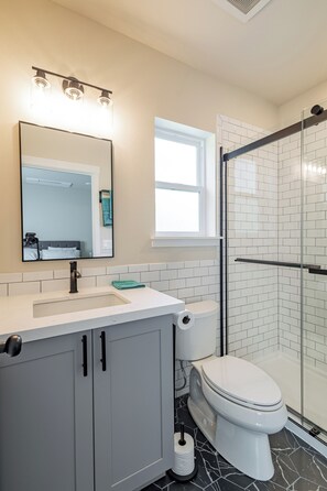 Shower, hair dryer, towels, soap - Brand New House 2026 Near Seattle & Airport (Normandy Park)