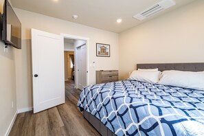 3 habitaciones, tabla de planchar con plancha, wifi y ropa de cama 