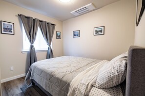 3 habitaciones, tabla de planchar con plancha, wifi y ropa de cama 