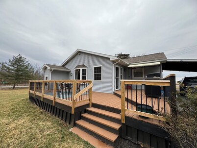 The Toasty Marshmallow | Pet Friendly | Deck & Fire Pit | Near Keuka Lake