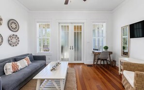 Ferienhaus, 1 Queen-Bett und Schlafsofa (Fleur de Sea - Carriage House) | Wohnbereich
