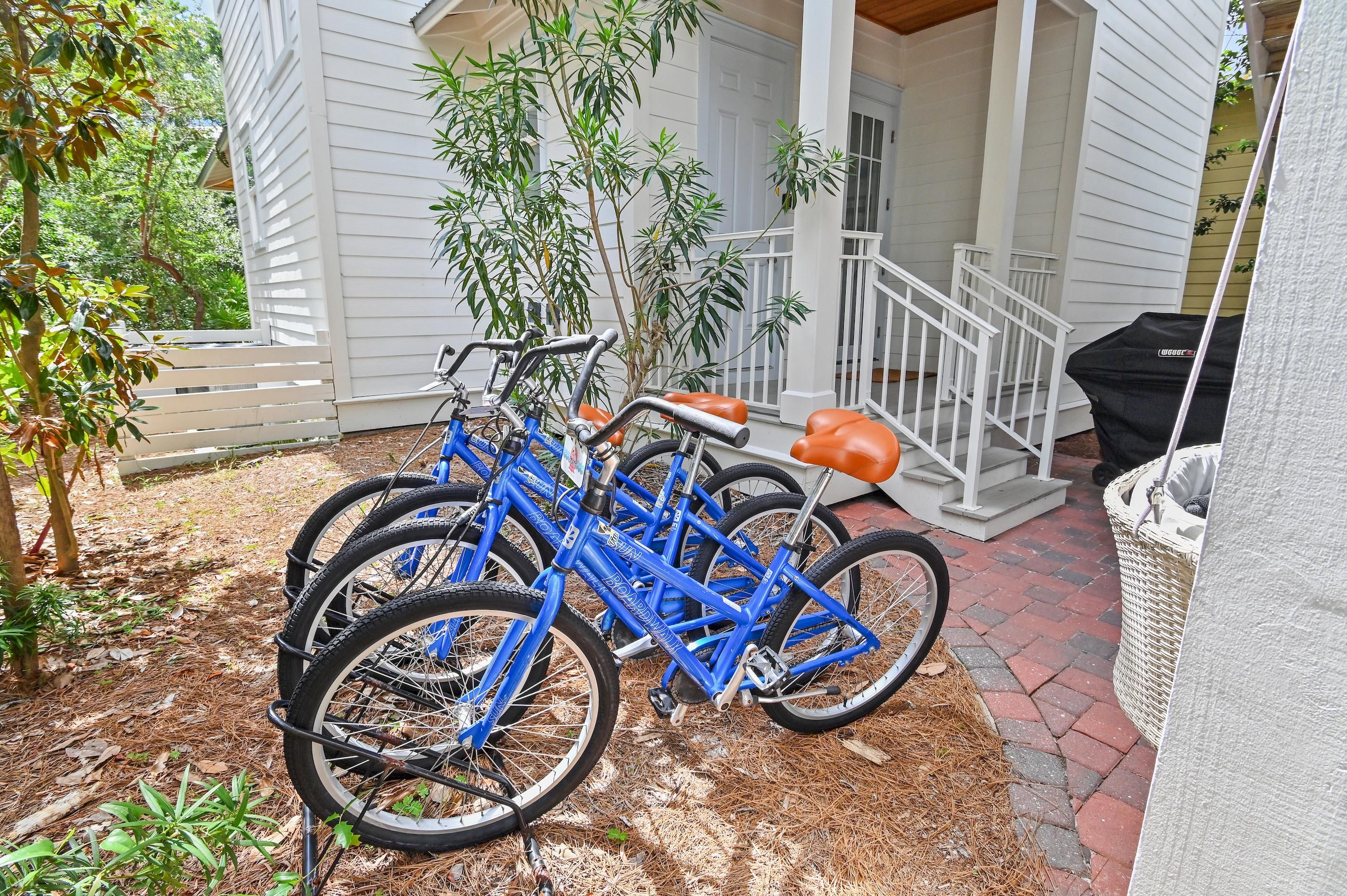 Una bicicleta azul con asiento marrón estacionada sobre una cubierta de madera.