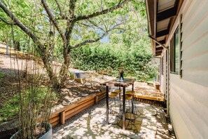 Outdoor dining - Buru Retreat, Secluded Couples Escape, Spa & Walks (Blackheath)