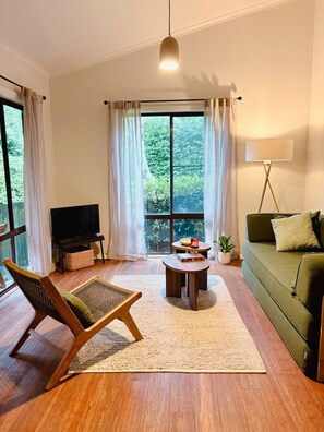 TV, fireplace - Buru Retreat, Secluded Couples Escape, Spa & Walks (Blackheath)