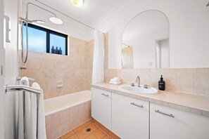 Shower, hair dryer, towels, shampoo - Happy Valley Tide - Bulcock Beachfront Apartment (Caloundra Region)