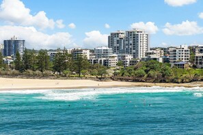 On the beach - Happy Valley Tide - Bulcock Beachfront Apartment (Caloundra Region)