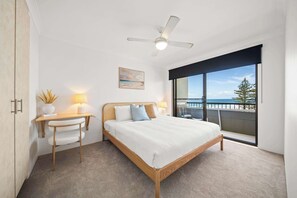 2 bedrooms, desk, iron/ironing board, travel cot - Happy Valley Tide - Bulcock Beachfront Apartment (Caloundra Region)