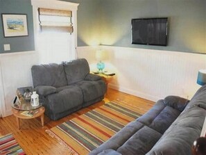 TV - Renovated 3BR Shore House • Yard, Porch & Bay Breezes • Pet Friendly (Ocean City)