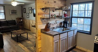 Adorable 1-bedroom cabin in The Woods De Valls Bluff, AR…. near The White River
