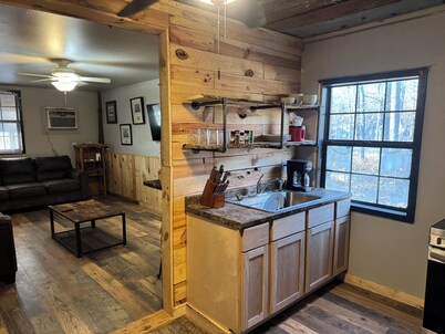 Adorable 1-bedroom cabin in The Woods De Valls Bluff, AR…. near The White River