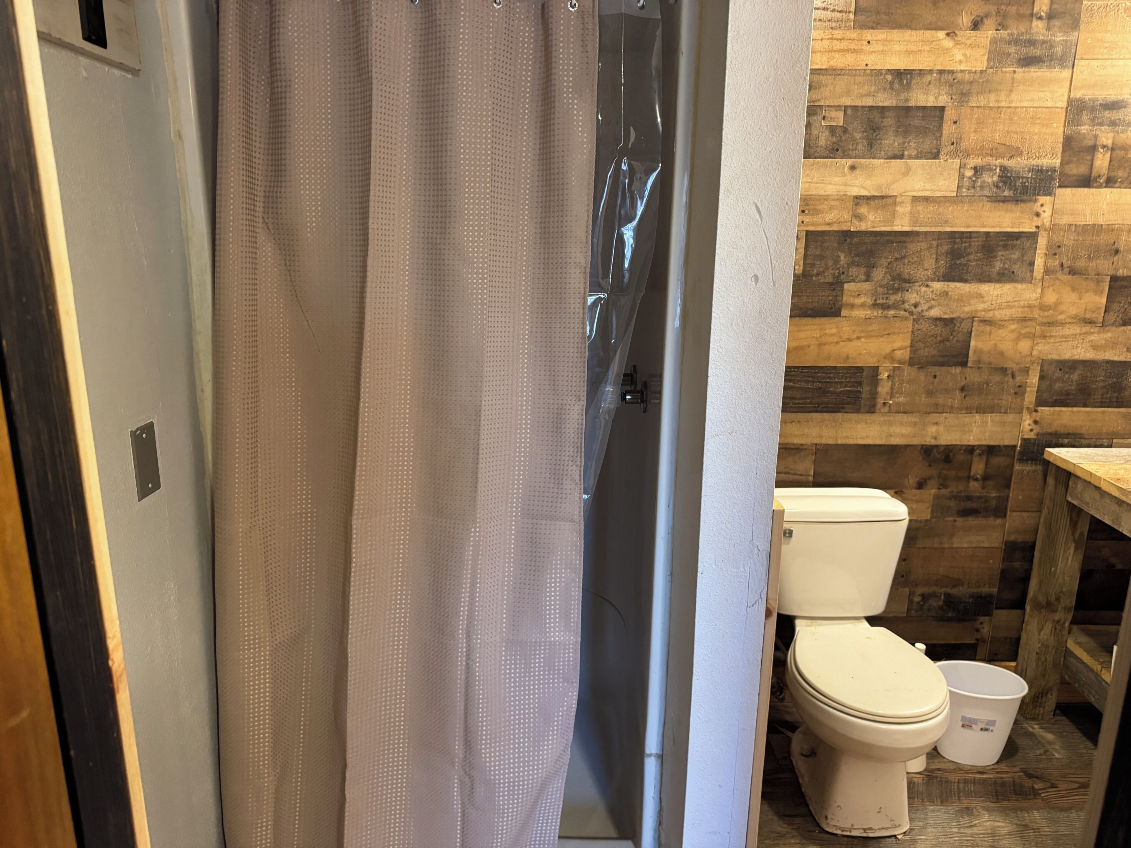 Douche, serviettes fournies, papier toilette