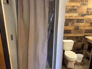 Regadera, toallas, papel de baño 