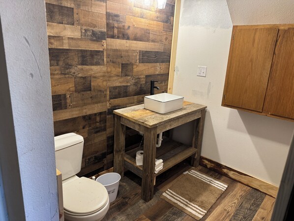Regadera, toallas, papel de baño 