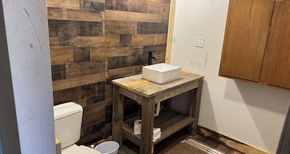 Adorable 1-bedroom cabin in The Woods De Valls Bluff, AR…. near The White River