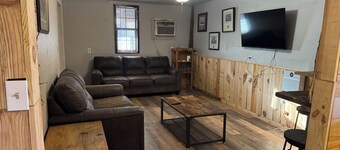 Adorable 1-bedroom cabin in The Woods De Valls Bluff, AR…. near The White River