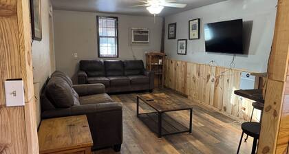 Adorable 1-bedroom cabin in The Woods De Valls Bluff, AR…. near The White River