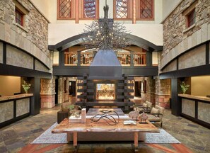 Lobby - Vail Village Location, 5 Star Services & Amenities + Ski In/Out Base Camp (Vail)