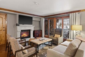 Smart TV, chimenea y libros 
