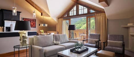 TV connectée, cheminée, livres
