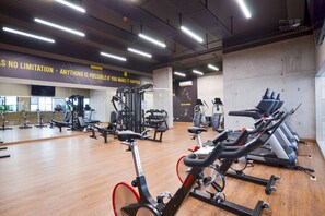 A gym with exercise equipment, motivational wall text, and a wooden floor. - ¡A pasos de Fundidora! 5 huéspedes, Seguridad 24/7 (Monterrey)