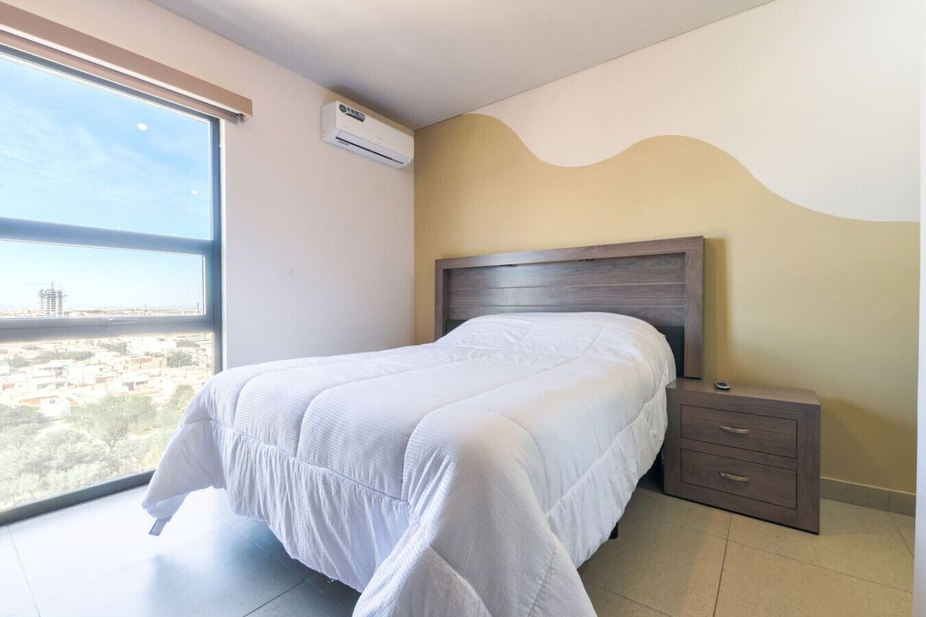 Desk, iron/ironing board, WiFi, bed sheets