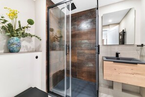 Hair dryer, towels, soap, toilet paper - Luxury Chelsea flat walk to King’s Road | Harrods (London)