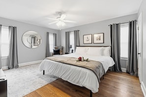 3 bedrooms, desk, iron/ironing board, free WiFi - CLE Heights Gem, Bar&Patio, 4bdrm, 15min to Clinic, Museum, CSU, Dwntn (Cleveland Heights)