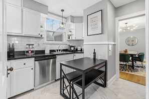 Fridge, microwave, oven, stovetop - CLE Heights Gem, Bar&Patio, 4bdrm, 15min to Clinic, Museum, CSU, Dwntn (Cleveland Heights)