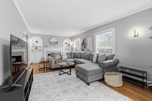 Smart TV, books, computer monitors - CLE Heights Gem, Bar&Patio, 4bdrm, 15min to Clinic, Museum, CSU, Dwntn (Cleveland Heights)