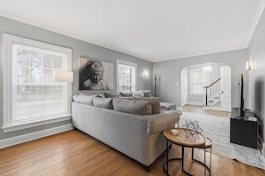 Smart TV, books, computer monitors - CLE Heights Gem, Bar&Patio, 4bdrm, 15min to Clinic, Museum, CSU, Dwntn (Cleveland Heights)