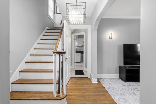CLE Heights Gem, Bar&Patio, 4bdrm, 15min to Clinic, Museum, CSU, Dwntn