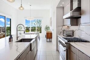 Fridge, microwave, oven, stovetop - Golden Hour by VARE | Miralon Resort! (Palm Springs)
