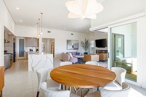 Un intérieur moderne comprenant un coin repas, une cuisine et un espace de vie.
