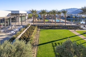 Un hôtel doté d’une terrasse, d’une piscine et offrant une vue sur les montagnes.