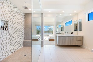 Shower, hair dryer, towels - Golden Hour by VARE | Miralon Resort! (Palm Springs)