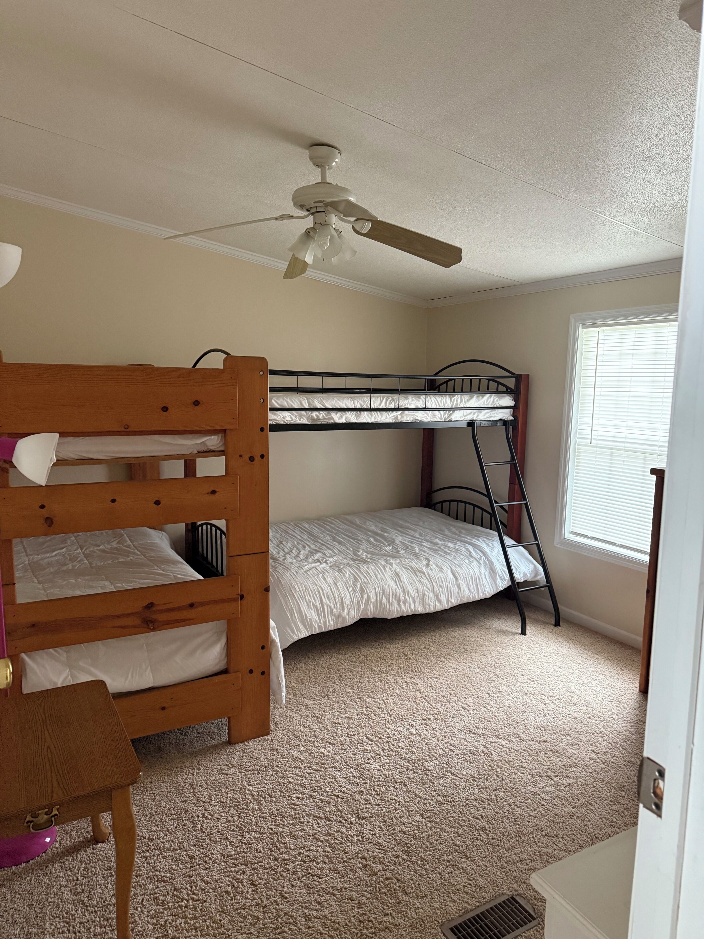 3 bedrooms, iron/ironing board, WiFi (free), bed sheets