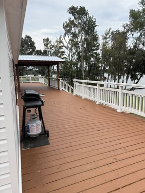 Terrace/patio - Lakefront Getaway w/ Dock, Huge Deck & Unbeatable Sunset Views (Madison)