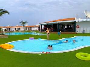 Piscina all'aperto, una piscina riscaldata