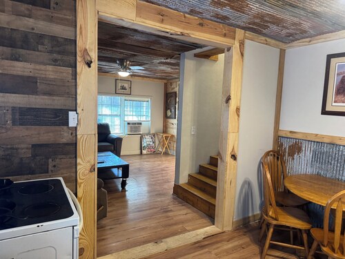 Cozy 2-bedroom cabin in the woods near De Valls Bluff, close to The White River