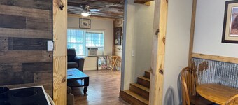 Cozy 2-bedroom cabin in the woods near De Valls Bluff, close to The White River