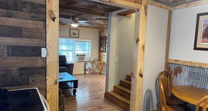 Cozy 2-bedroom cabin in the woods near De Valls Bluff, close to The White River