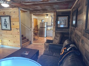 Living area - Cozy 2-bedroom cabin in the woods near De Valls Bluff, close to The White River (De Valls Bluff)