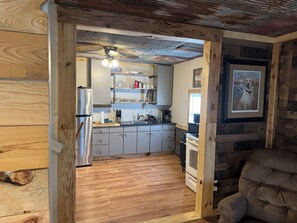 Interior - Cozy 2-bedroom cabin in the woods near De Valls Bluff, close to The White River (De Valls Bluff)