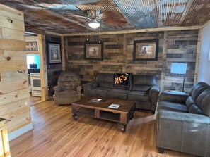Living area - Cozy 2-bedroom cabin in the woods near De Valls Bluff, close to The White River (De Valls Bluff)