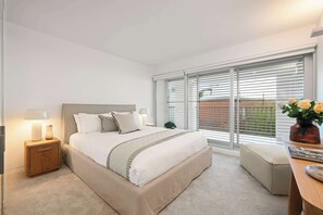 2 bedrooms, iron/ironing board, WiFi (free), bed sheets - Exclusive Pacific Building Apt with Ocean Views (Bondi Beach)