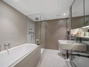 Shower, hair dryer, towels, shampoo - Exclusive Pacific Building Apt with Ocean Views (Bondi Beach)