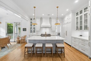 Coffee/tea maker, fridge, microwave, stovetop - 8311 Jack Island Dr – 4 BR / Walk to Spring House / Elevator + Screened Porch (Johns Island)