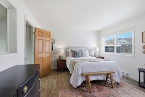 2 bedrooms, desk, WiFi, bed sheets - Mountain Retreat Pet Friendly Condo in Mt. Crested Butte (Crested Butte)